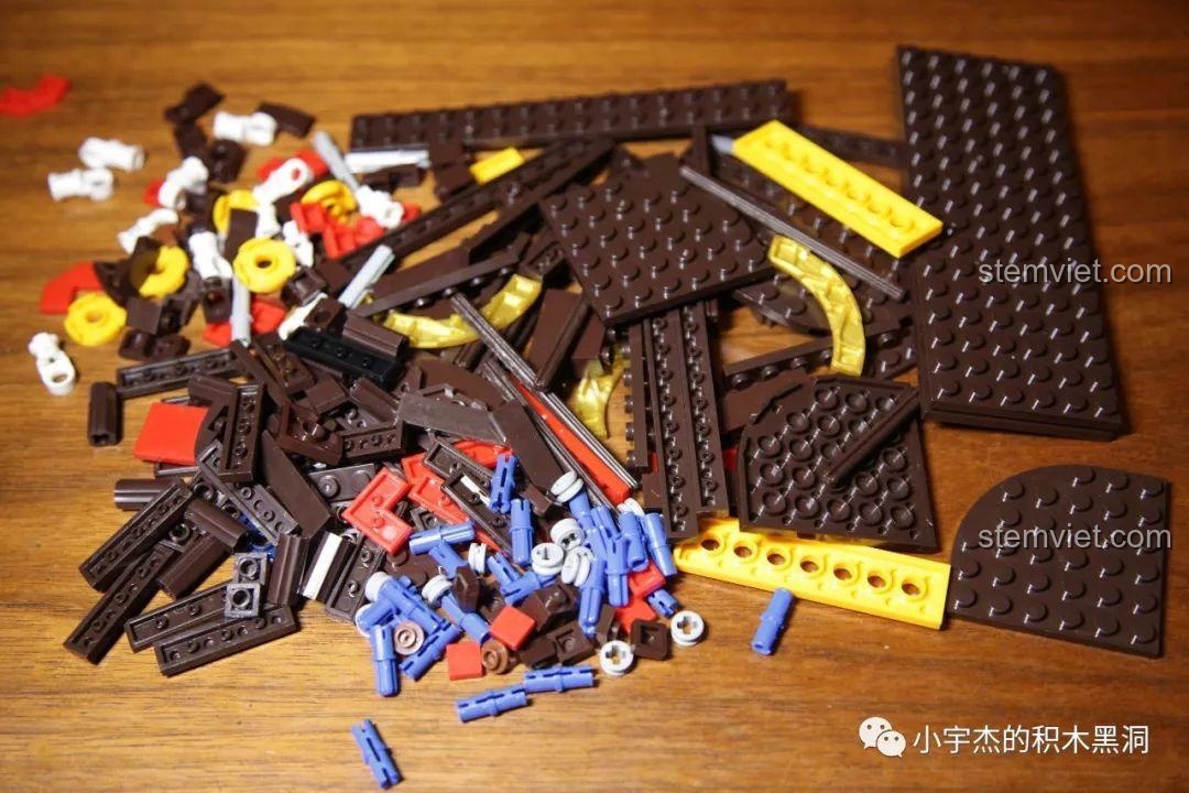 Đánh giá bộ xếp hình Mô Thuyền Rồng Cổ XB25002, các mảnh ghép màu nâu và đen cho sàn thuyền.