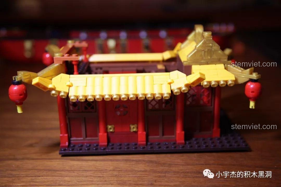 Đánh giá bộ xếp hình Mô Thuyền Rồng Cổ XB25002, kiến trúc chính đã hoàn thiện với mái nhà và đèn lồng.