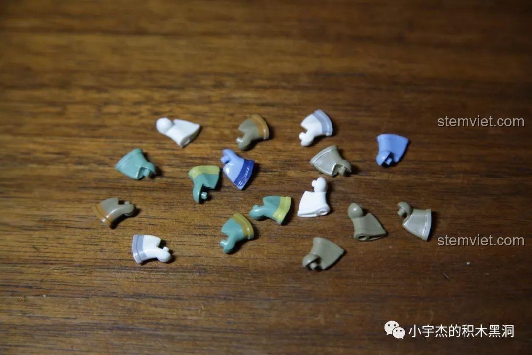 Đánh giá bộ xếp hình Mô Thuyền Rồng Cổ XB25002, cận cảnh đầu rồng gắn trên thuyền nhìn từ góc thấp.