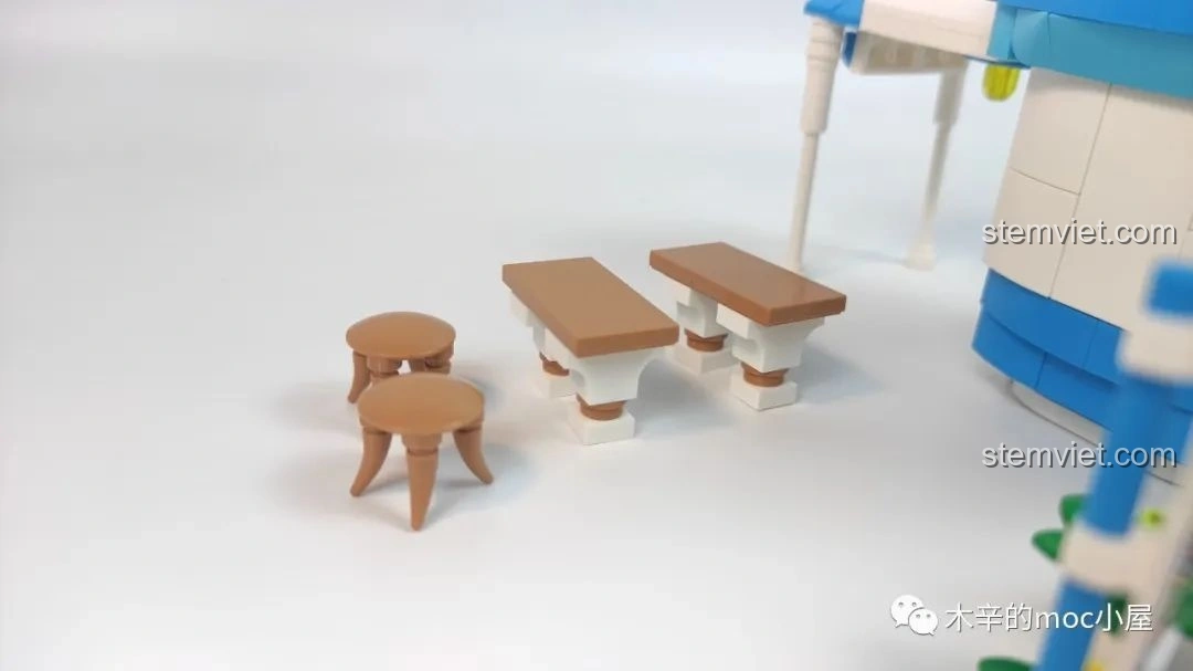 Bộ bàn ghế mini cho khách ngồi thưởng thức kem của bộ Tiệm kem đá bào Wekki 506041, rất dễ thương.