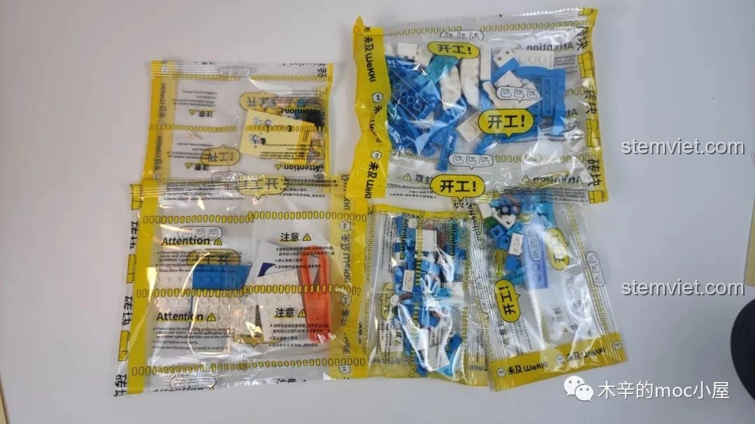 Các túi nhỏ trong suốt đựng từng loại mảnh ghép riêng biệt của bộ Tiệm kem đá bào Wekki 506041, rất gọn gàng.