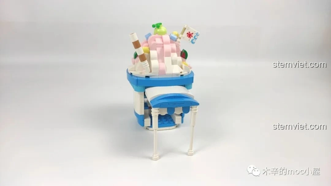 Cận cảnh cột trụ ở cửa sau của mô hình Tiệm kem đá bào Wekki 506041, một chi tiết có thể bị lỏng lẻo.