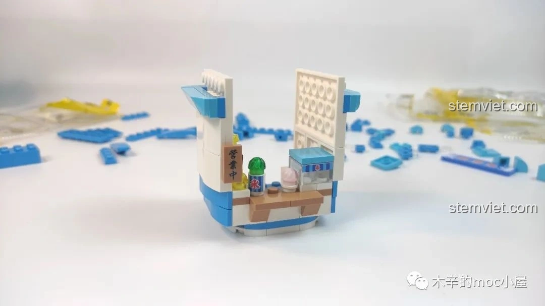 Mô hình Tiệm kem đá bào Wekki 506041 đã hoàn thành, với các minifigure và phụ kiện đi kèm, sẵn sàng trưng bày.