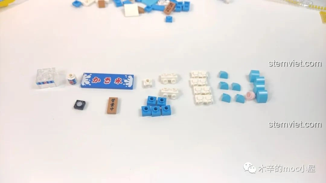 Các mảnh ghép đặc biệt và mảnh trong suốt của bộ Tiệm kem đá bào Wekki 506041 được sắp xếp gọn gàng trên nền trắng.