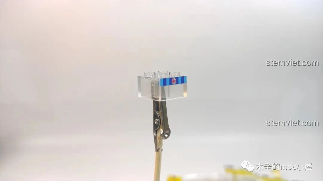 Cận cảnh mảnh ghép trong suốt của bộ Tiệm kem đá bào Wekki 506041, thể hiện độ trong và chất lượng cao.