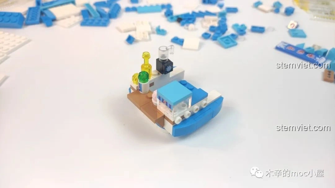 Giai đoạn đầu của quá trình lắp ráp bộ Tiệm kem đá bào Wekki 506041, hình thành phần đế và các chi tiết ban đầu.