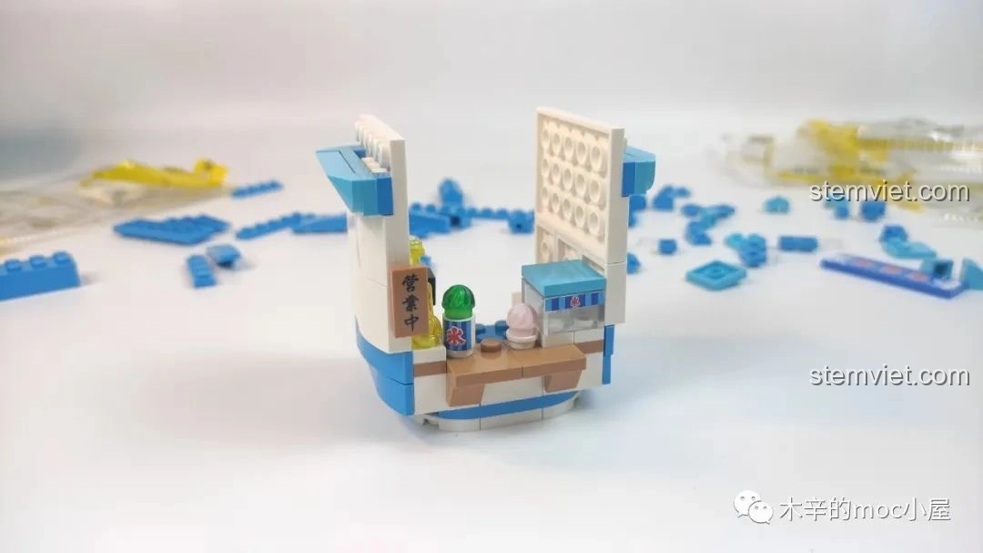 Tiến độ lắp ráp bộ Tiệm kem đá bào Wekki 506041, phần tường và quầy hàng đang dần được hoàn thiện.