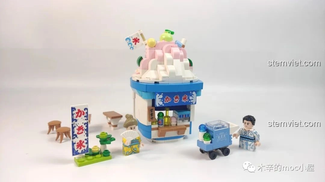 Toàn cảnh mô hình Tiệm kem đá bào Wekki 506041 đã hoàn thiện, với các chi tiết và nhân vật sống động.