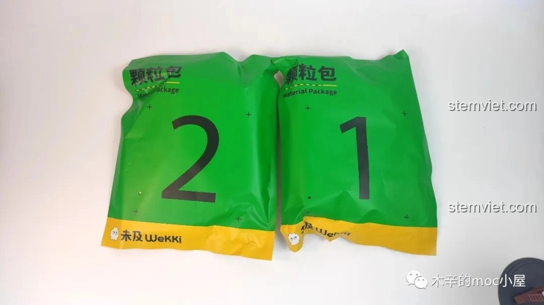 Túi linh kiện bên trong màu xanh lá cây của bộ lắp ghép Tiệm kem đá bào Wekki 506041, với số lớn và logo Wekki.