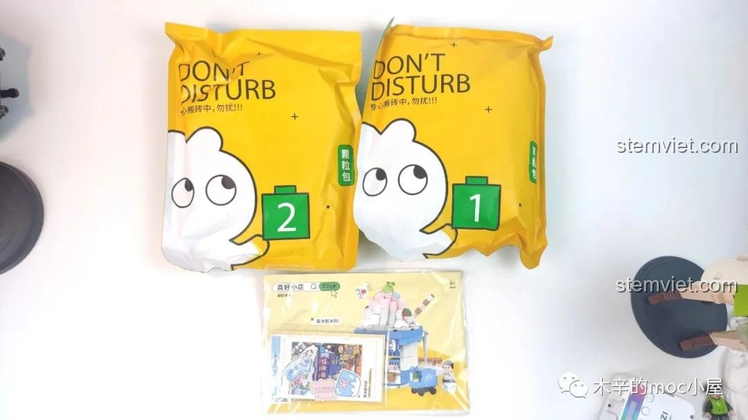 Hai túi linh kiện chính được đánh số rõ ràng (1 và 2) cùng sách hướng dẫn và phụ kiện của bộ Tiệm kem đá bào Wekki 506041.