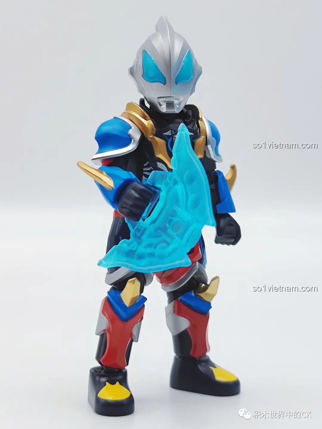 Mô hình Ultraman Z Gamma Future cầm vũ khí trên bệ
