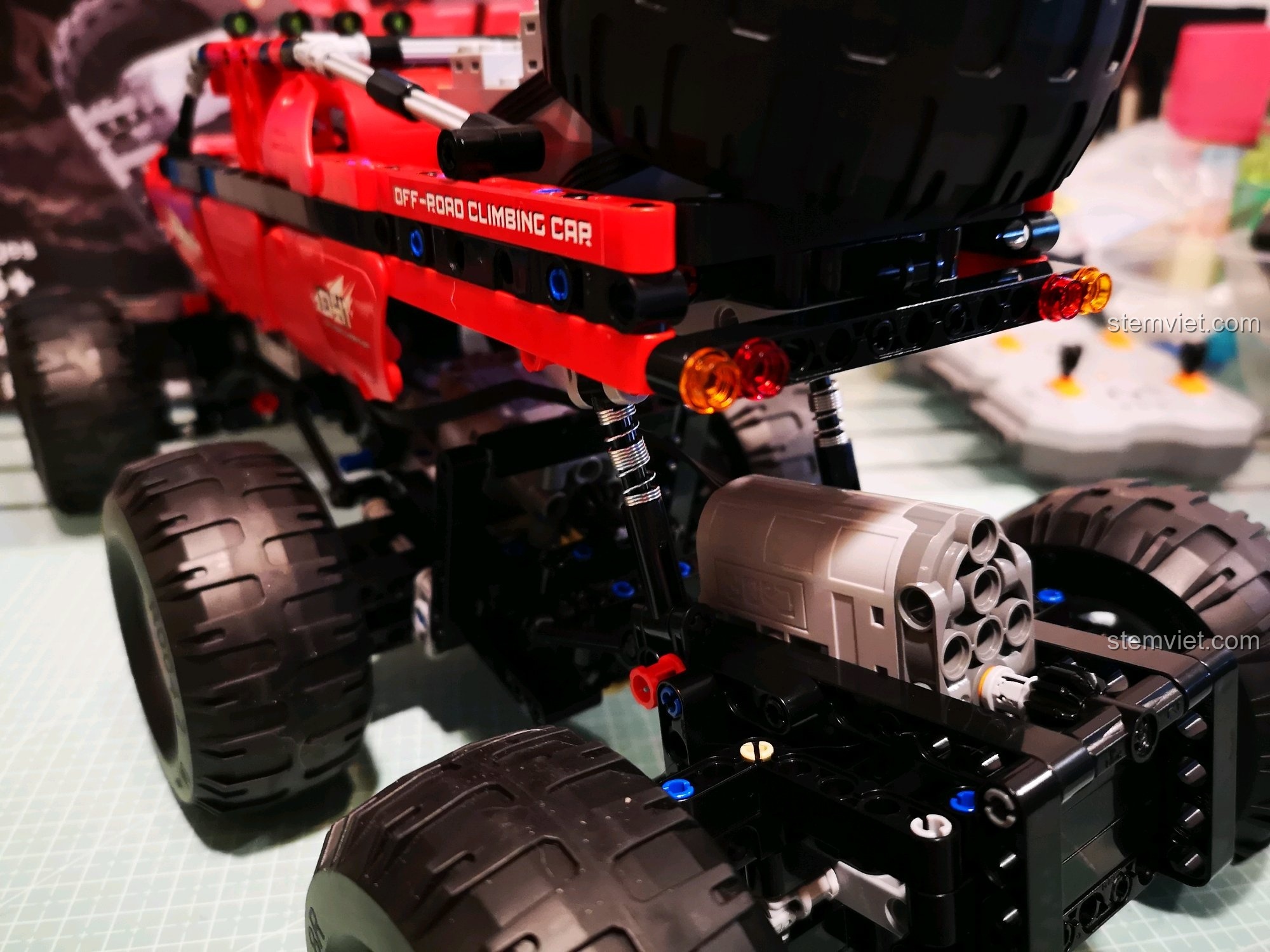 Cận cảnh đèn hậu và chi tiết phía sau của xe CaDA C51041 MOC 6x6, cho thấy sự chú ý đến từng chi tiết nhỏ trong bản độ. Đánh giá CaDA 51041 Xe Off-Road RC.