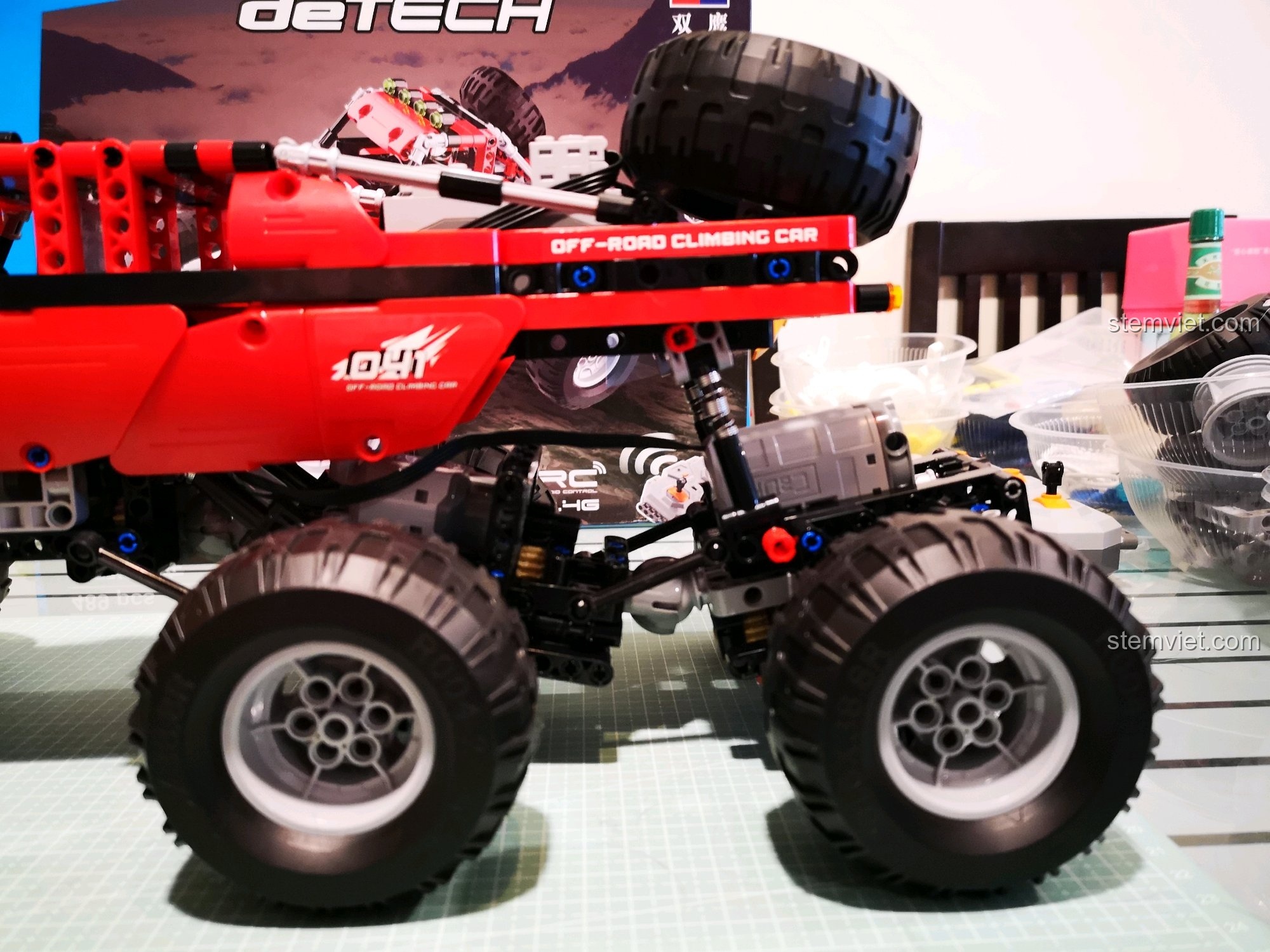 Cận cảnh hệ thống treo và bánh xe của CaDA C51041 MOC 6x6, cho thấy khả năng di chuyển linh hoạt trên các bề mặt không bằng phẳng. Review CaDA C51041 Xe Leo Núi Địa Hình.