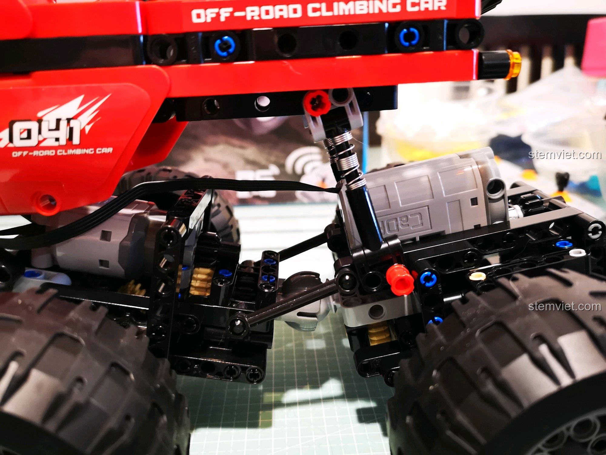 Cận cảnh phần mũi xe CaDA C51041 MOC 6x6, với các chi tiết đèn và thanh chắn, tạo vẻ ngoài mạnh mẽ. Đánh giá CaDA 1041 Xe Địa Hình Điều Khiển Từ Xa.