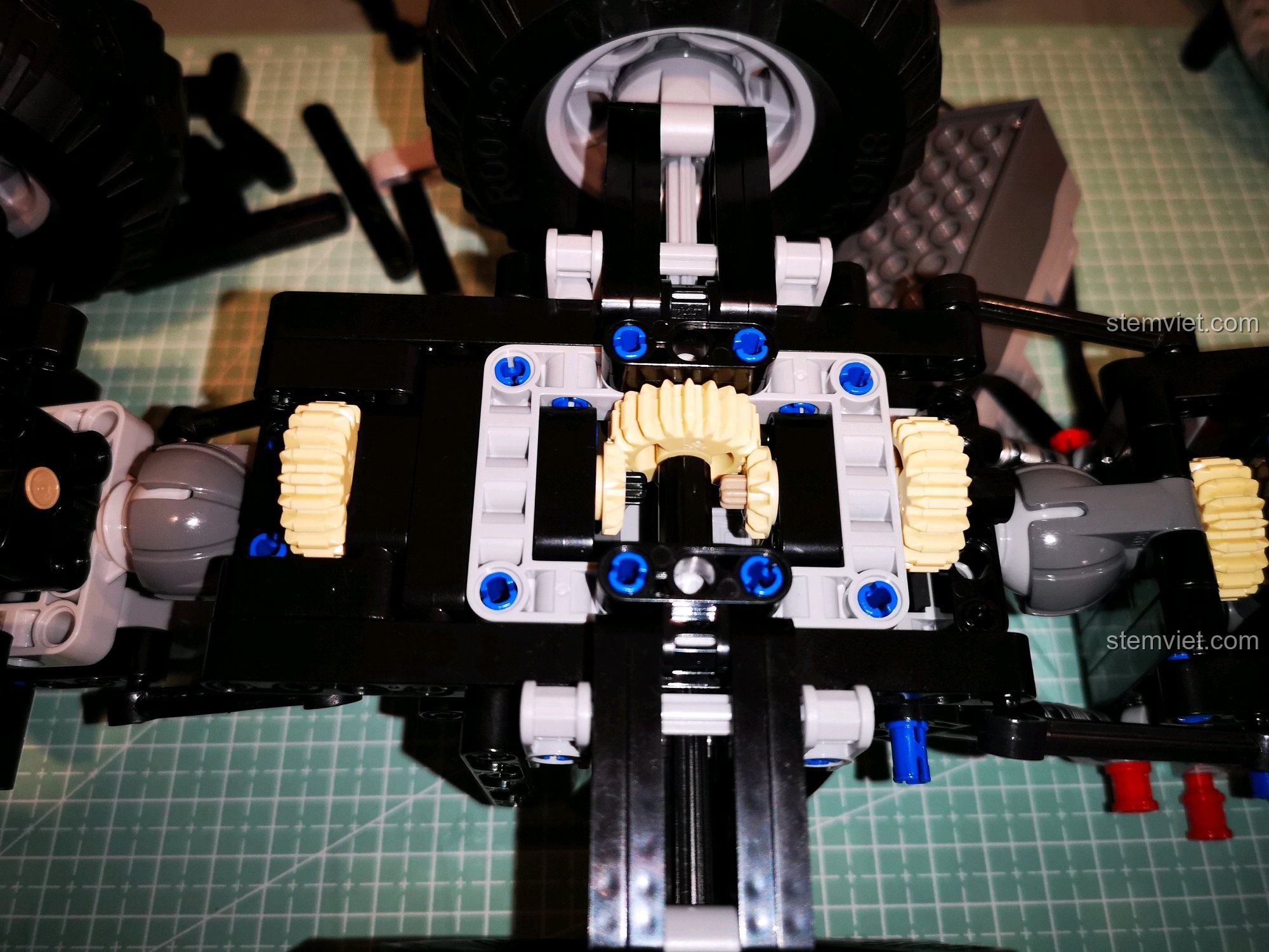 Cận cảnh chi tiết trục bánh xe và hệ thống truyền động của xe CaDA C51041 MOC 6x6, với các bánh răng và khớp nối được lắp ráp chính xác. Đánh giá CaDA 1041 Xe Địa Hình Điều Khiển Từ Xa.