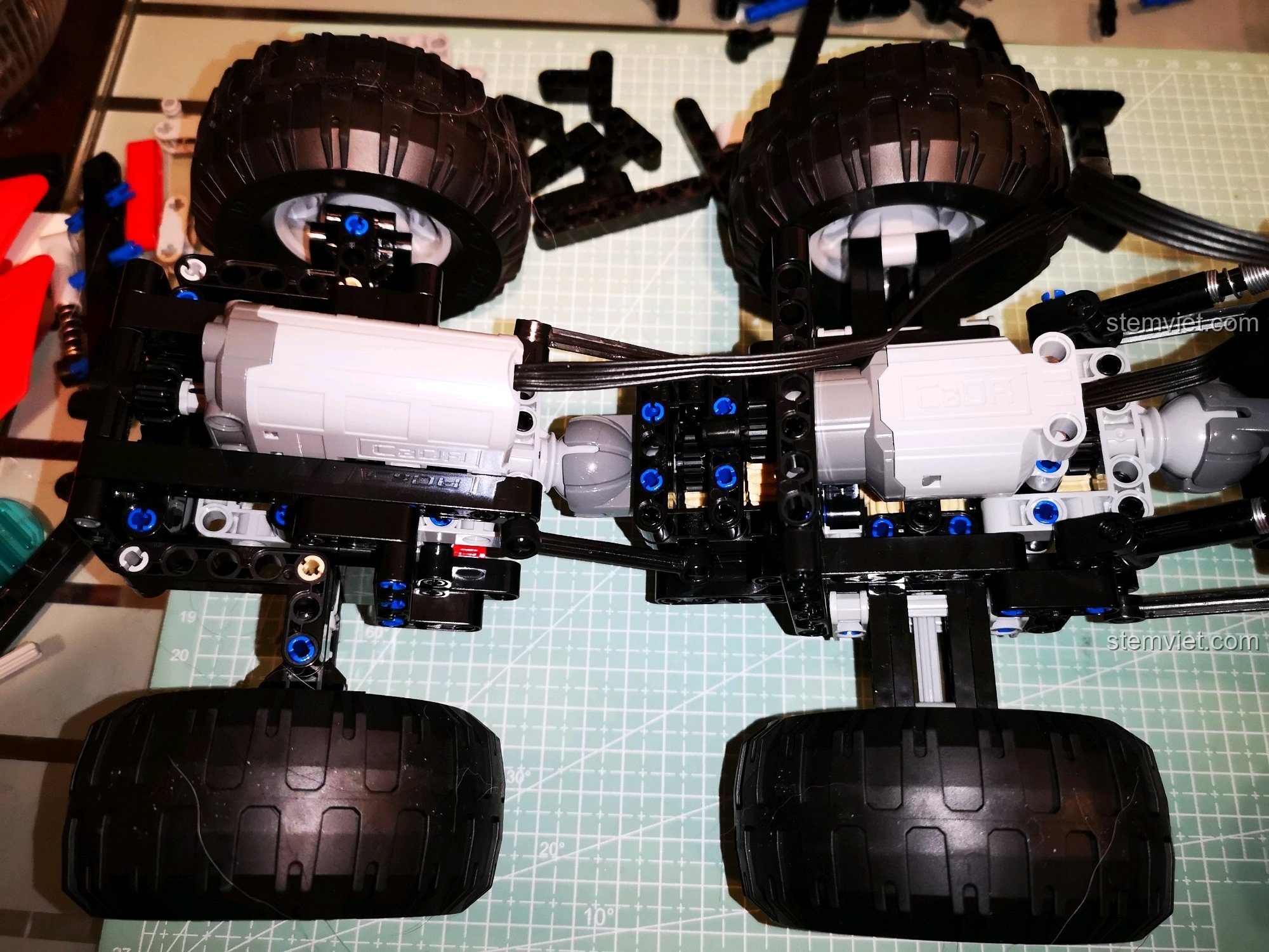 Cận cảnh chi tiết trục sau của xe CaDA C51041 MOC 6x6, cho thấy cơ chế truyền động và hệ thống treo độc lập. Đánh giá CaDA 1041 Xe Địa Hình Điều Khiển Từ Xa.