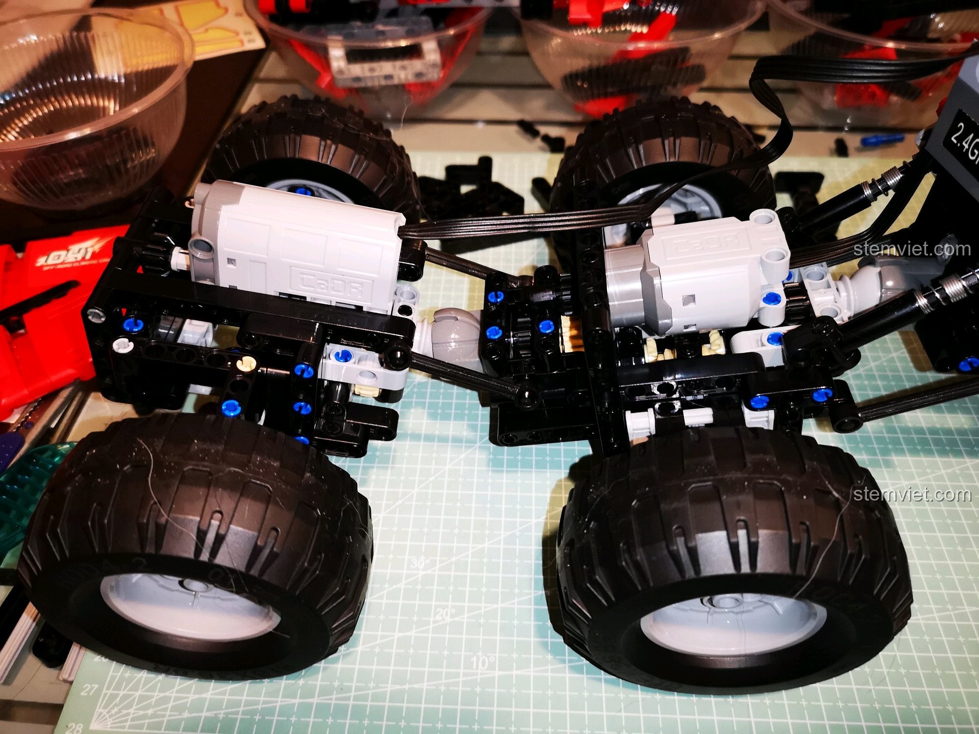 Hai động cơ L-motor được lắp đặt trên khung gầm xe CaDA C51041 MOC 6x6, cung cấp sức mạnh vượt trội cho bản độ này. Đánh giá CaDA 51041 Xe Off-Road RC.