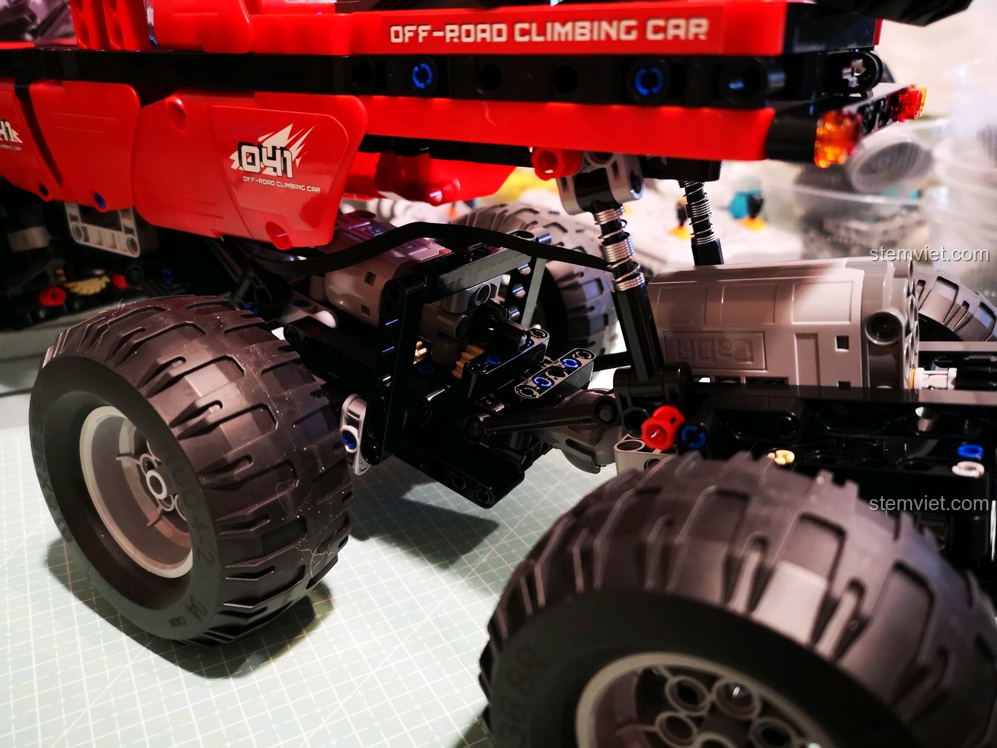Chi tiết hệ thống treo phía sau của xe CaDA C51041 MOC 6x6, cho thấy lò xo và cơ chế giảm xóc, quan trọng cho khả năng off-road. Review CaDA C51041 Xe Leo Núi Địa Hình.