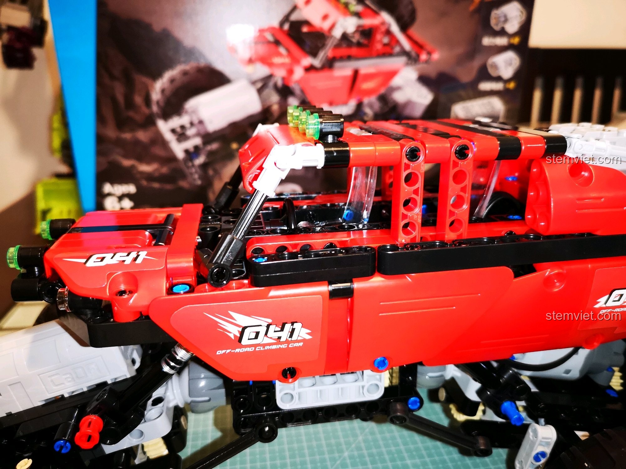 Khoang chứa pin và các chi tiết bên trong xe CaDA C51041 MOC 6x6, cho thấy cách bố trí các bộ phận điện tử. Cảm nhận CaDA 1041 Xe Leo Núi Địa Hình.