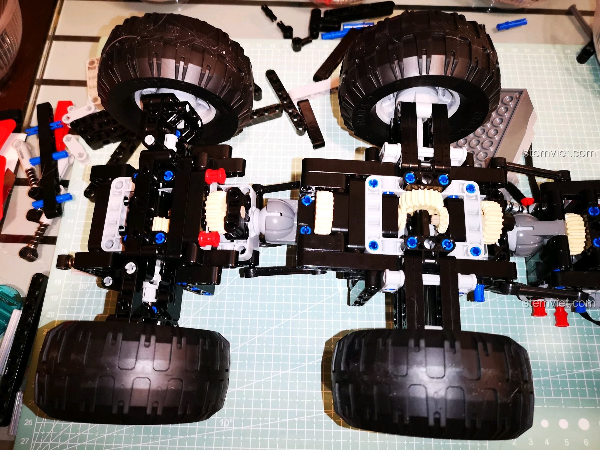 Chi tiết khung gầm xe CaDA C51041 MOC 6x6, tập trung vào các khớp nối và hệ thống treo, cho thấy sự phức tạp của bản độ. Review CaDA C51041 Xe Leo Núi Địa Hình.