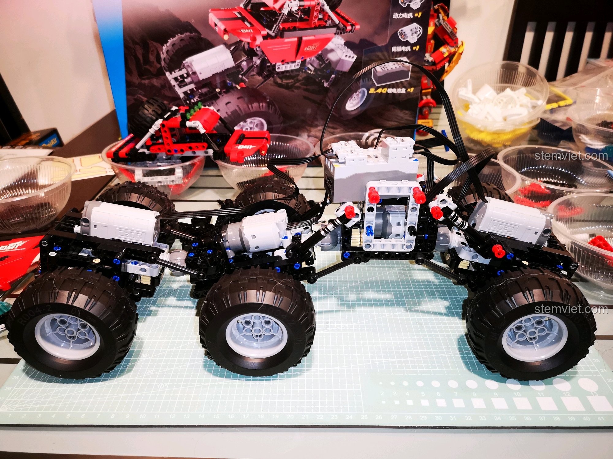 Tổng thể khung gầm xe CaDA C51041 MOC 6x6 với các động cơ và hệ thống dây điện được bố trí gọn gàng, sẵn sàng cho việc lắp ráp hoàn chỉnh. Review CaDA C51041 Xe Leo Núi Địa Hình.