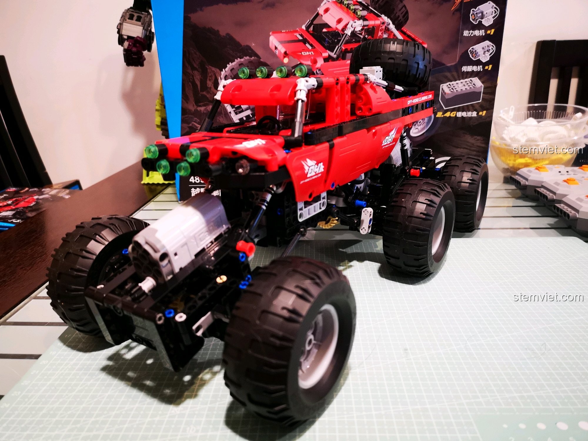 Xe địa hình CaDA C51041 MOC 6x6 nhìn từ cạnh bên, thể hiện rõ chiều dài và tỷ lệ cân đối của bản độ. Đánh giá CaDA 51041 Xe Off-Road RC.