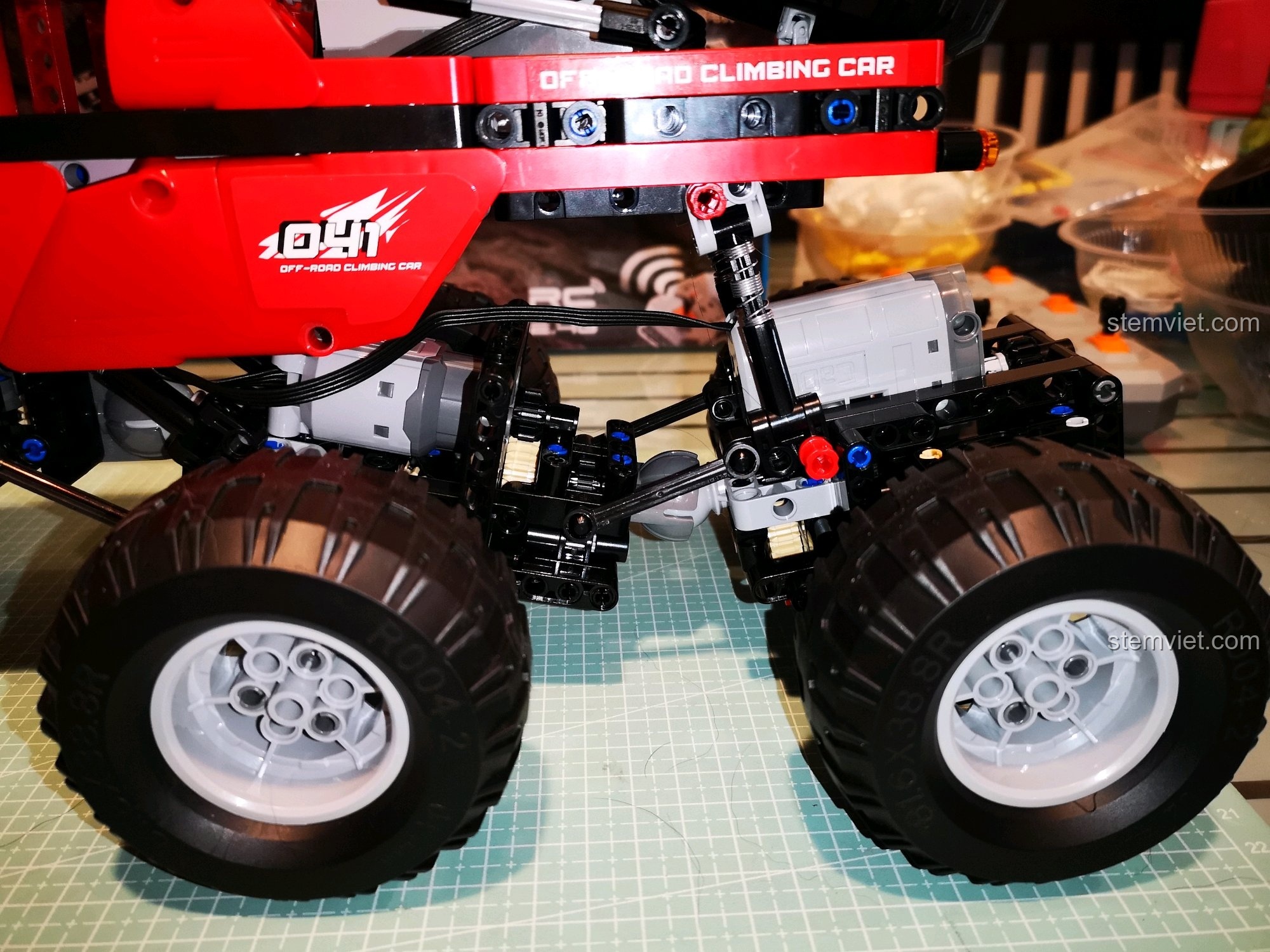 Góc nhìn khác từ phía sau của xe địa hình CaDA C51041 MOC 6x6, nhấn mạnh vẻ ngoài mạnh mẽ và các chi tiết kỹ thuật. Review CaDA C51041 Xe Leo Núi Địa Hình.