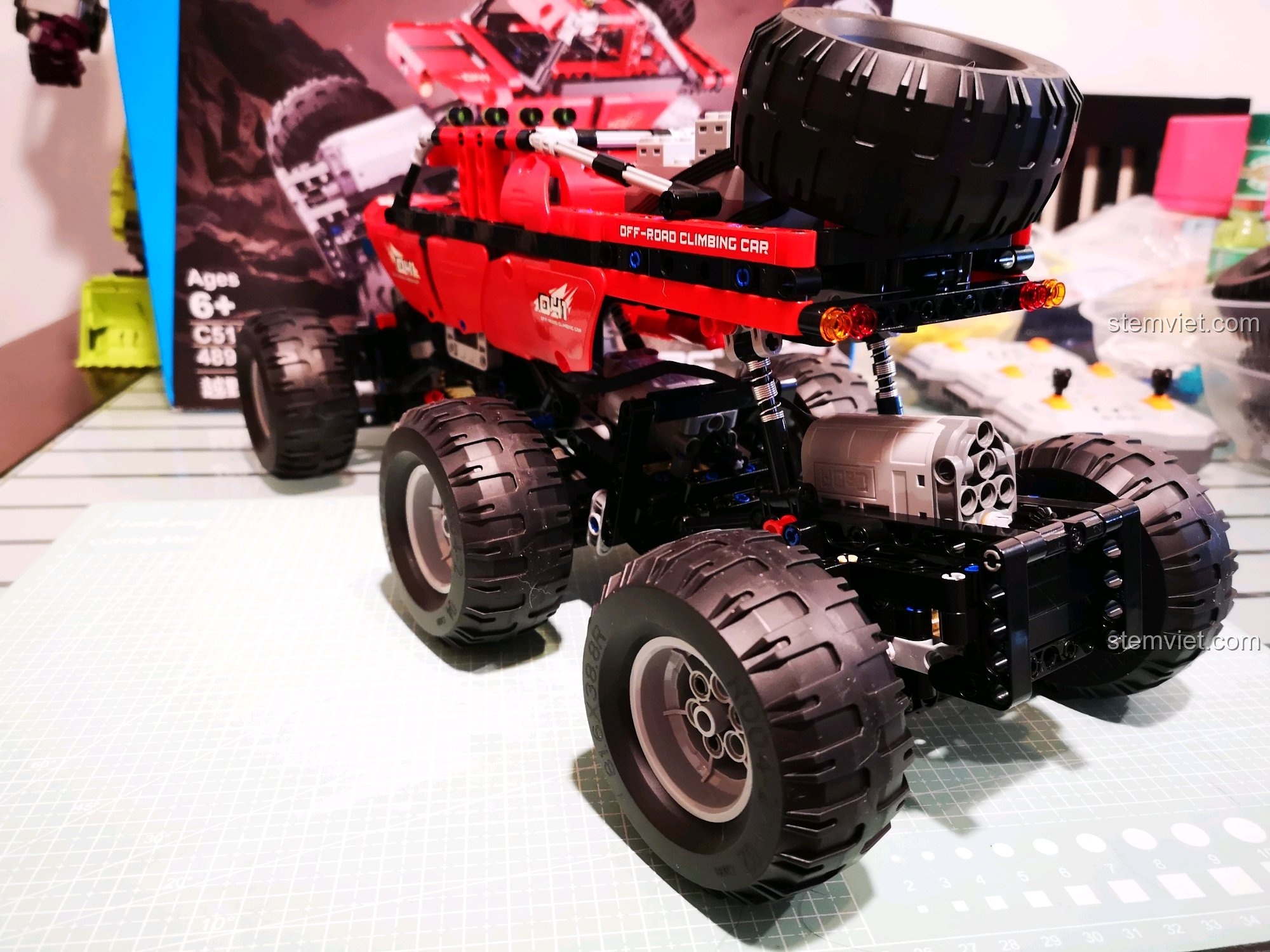 Góc nhìn từ phía sau của xe địa hình CaDA C51041 MOC 6x6, nổi bật với bánh dự phòng và đèn hậu, cùng hệ thống treo chắc chắn. Cảm nhận CaDA 1041 Xe Leo Núi Địa Hình.