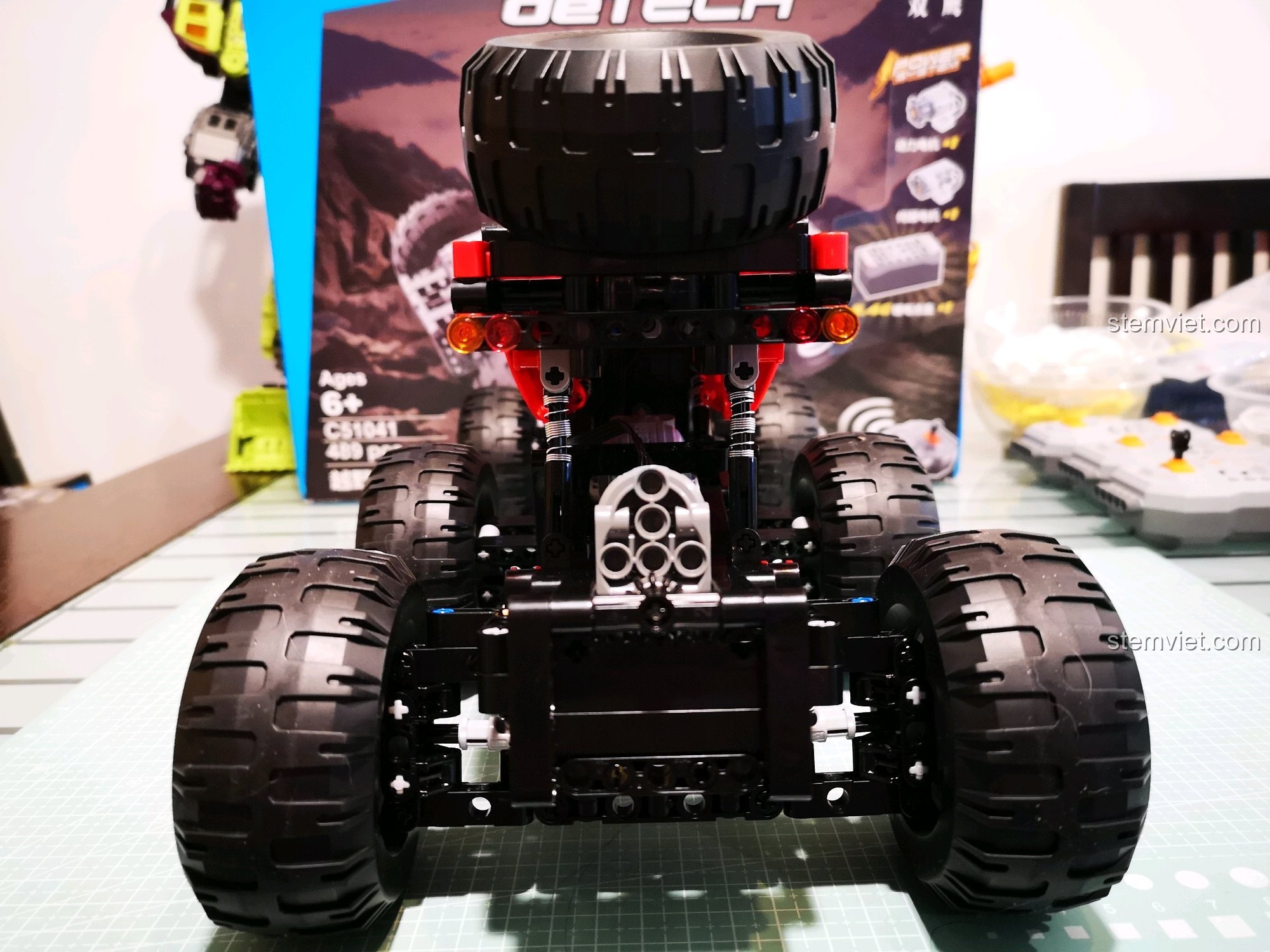 Góc nhìn từ phía sau dưới gầm xe CaDA C51041 MOC 6x6, thể hiện rõ các trục bánh xe và hệ thống truyền động. Đánh giá CaDA 1041 Xe Địa Hình Điều Khiển Từ Xa.