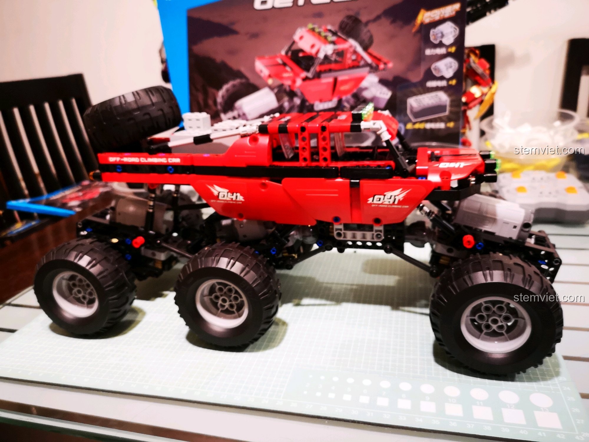 Xe địa hình CaDA C51041 MOC 6x6 đã hoàn thiện, nhìn từ góc nghiêng, thể hiện rõ vẻ ngoài hầm hố và các chi tiết được thêm vào. Cảm nhận CaDA 1041 Xe Leo Núi Địa Hình.