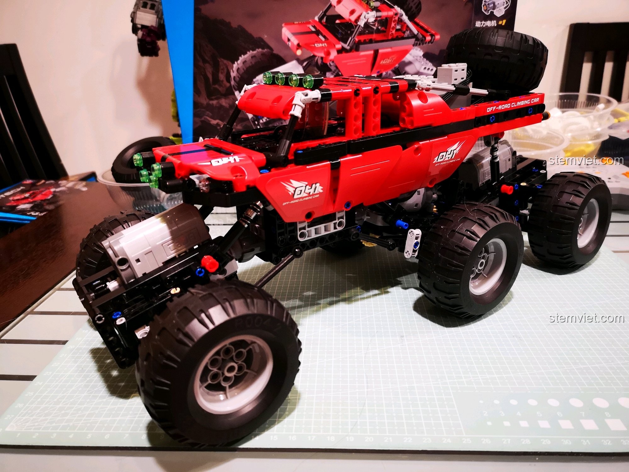 Xe địa hình CaDA C51041 MOC 6x6 hoàn chỉnh, nhìn từ góc trực diện, nổi bật với màu đỏ và các chi tiết kỹ thuật. Đánh giá CaDA 51041 Xe Off-Road RC.