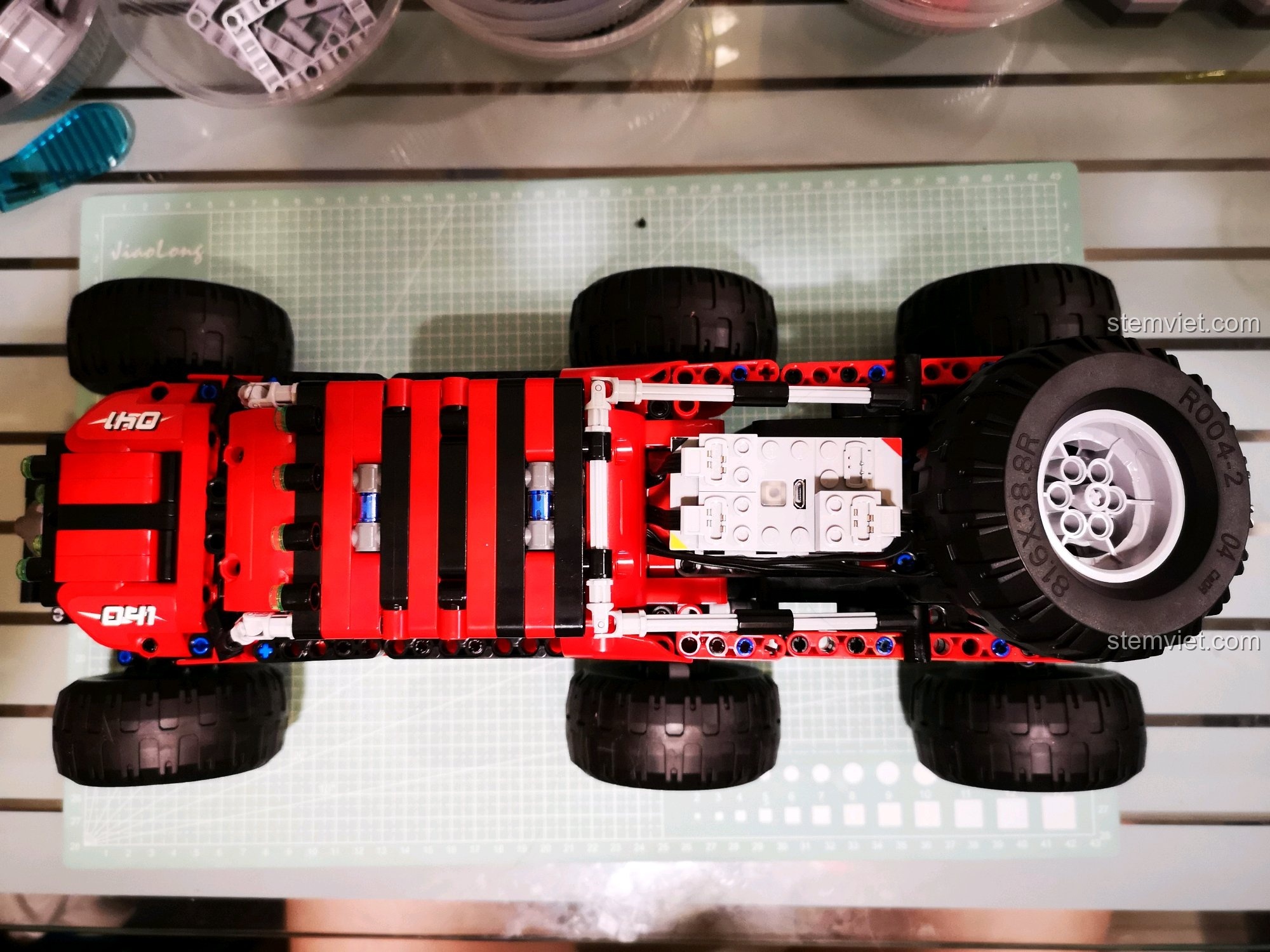 Góc nhìn từ trên xuống của xe địa hình CaDA C51041 MOC 6x6, thể hiện rõ chiều dài được tăng cường và bố cục các trục bánh xe. Đánh giá CaDA 1041 Xe Địa Hình Điều Khiển Từ Xa.