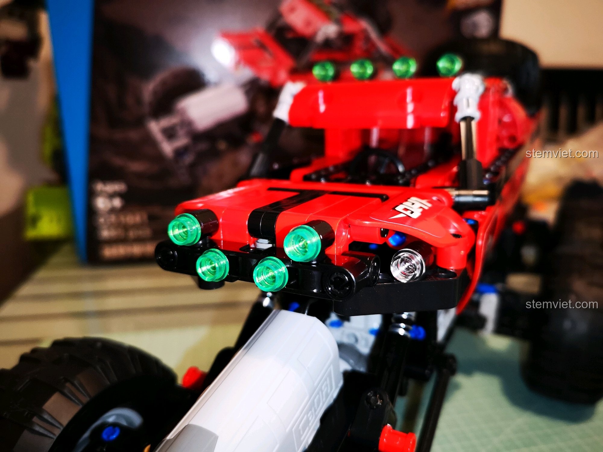 Tổng thể xe địa hình CaDA C51041 MOC 6x6 đã hoàn thiện, sẵn sàng cho những cuộc phiêu lưu off-road đầy thử thách. Cảm nhận CaDA 1041 Xe Leo Núi Địa Hình.