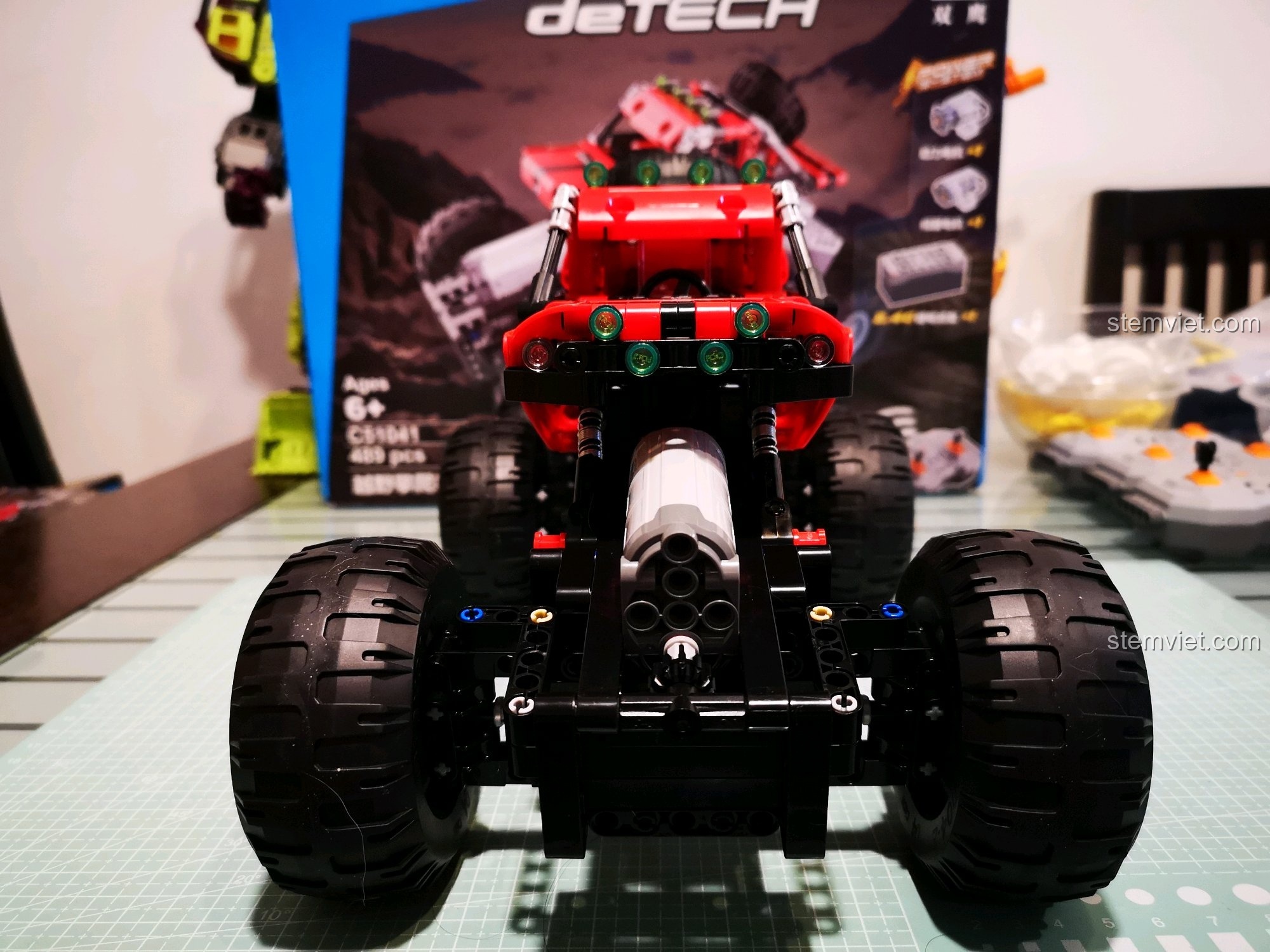 Góc nhìn từ phía trước của xe địa hình CaDA C51041 MOC 6x6, nổi bật với đèn pha và lưới tản nhiệt hầm hố. Cảm nhận CaDA 1041 Xe Leo Núi Địa Hình.