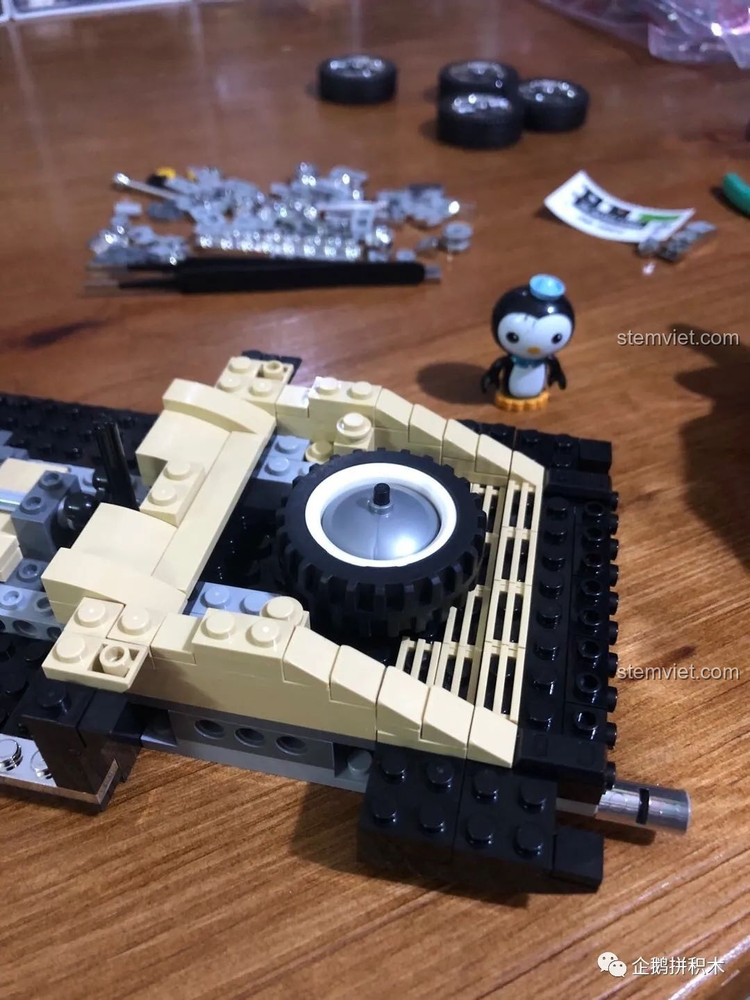 Cận cảnh bàn đạp ga và phanh của bộ Mould King 10006.