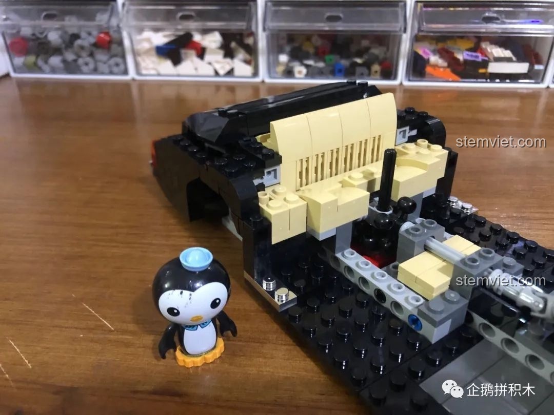 Cận cảnh bảng điều khiển của bộ Mould King 10006.