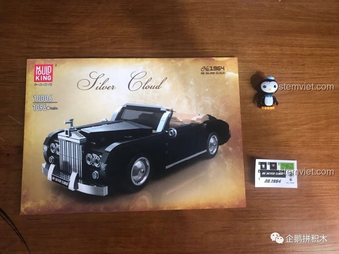 Cận cảnh bánh xe và vành xe mạ chrome của bộ Mould King 10006.