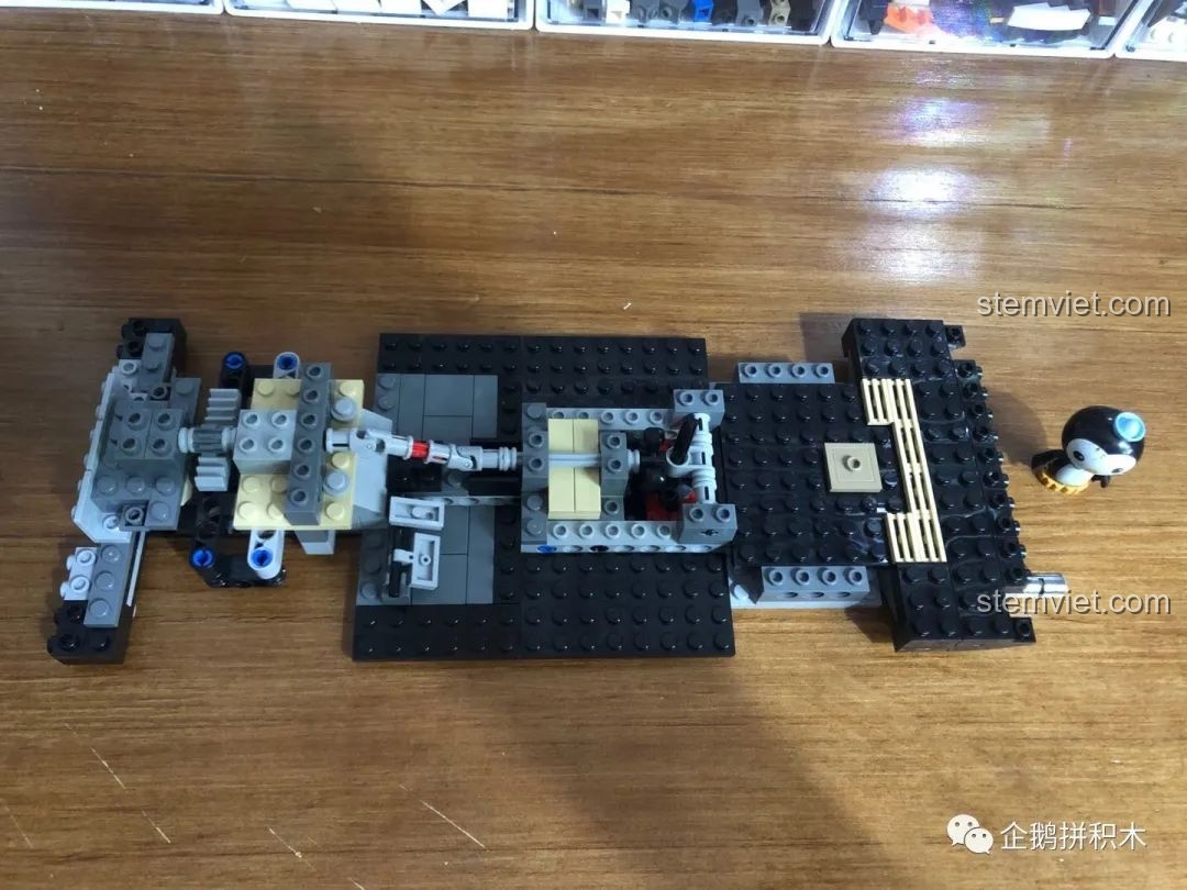 Hai bộ phận xoay kết hợp trong hệ thống lái của bộ Mould King 10006.