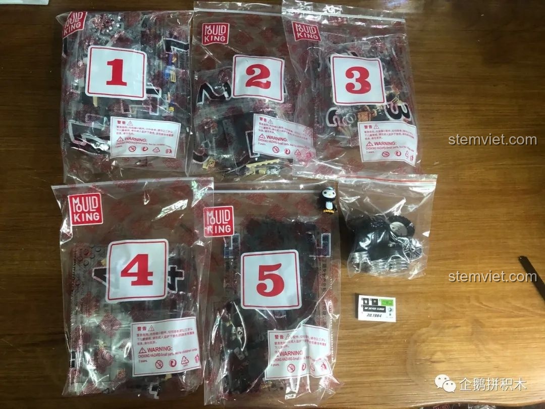 Các túi chi tiết, bánh xe và sticker của bộ Mould King 10006.