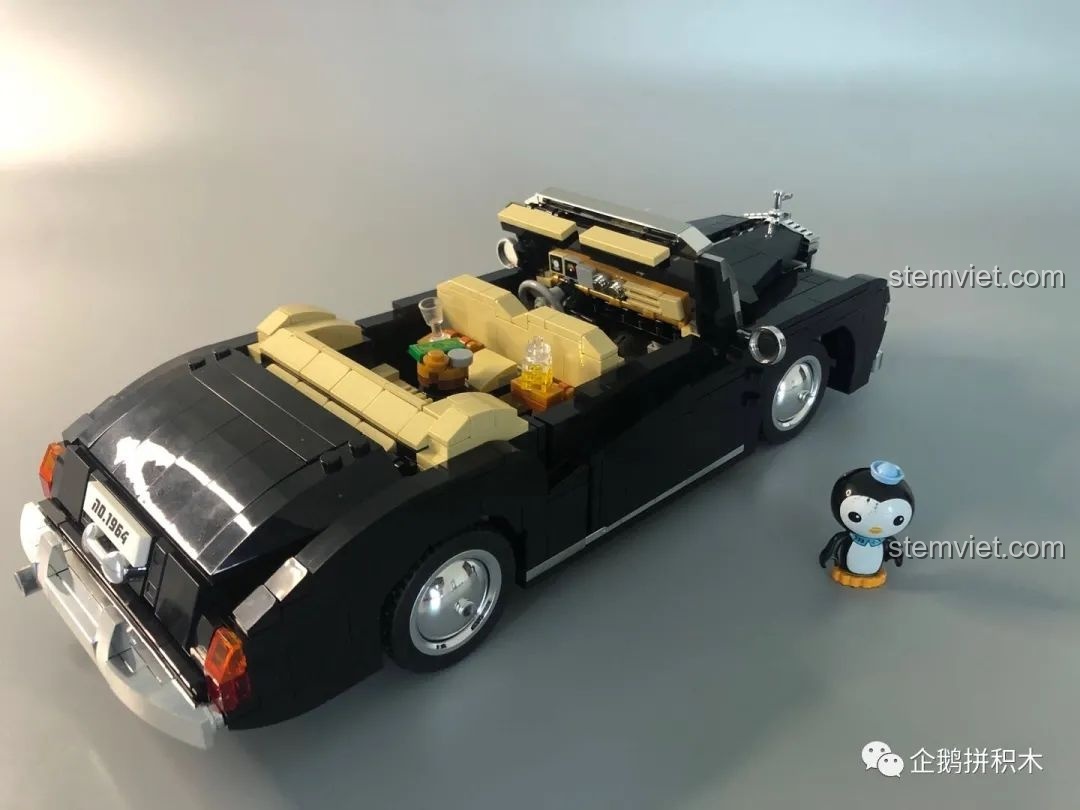 Cận cảnh cốp xe mở của bộ Mould King 10006.