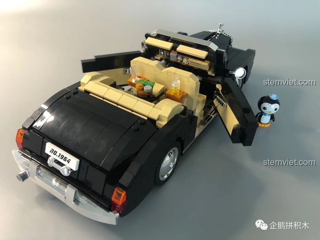 Cận cảnh cửa xe mở của bộ Mould King 10006.