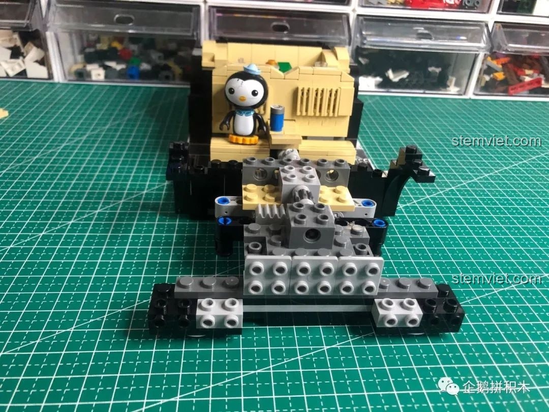 Cận cảnh cửa xe mở của bộ Mould King 10006.