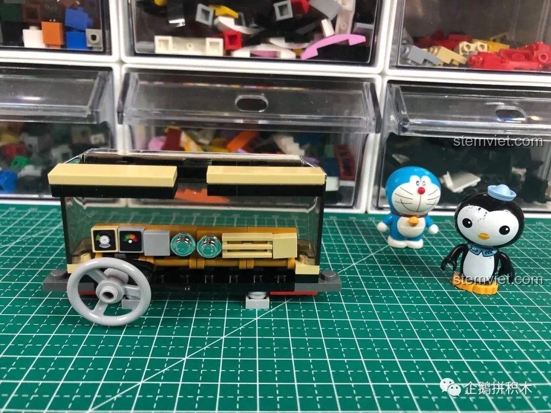 Cận cảnh đầu xe với đèn pha của bộ Mould King 10006.