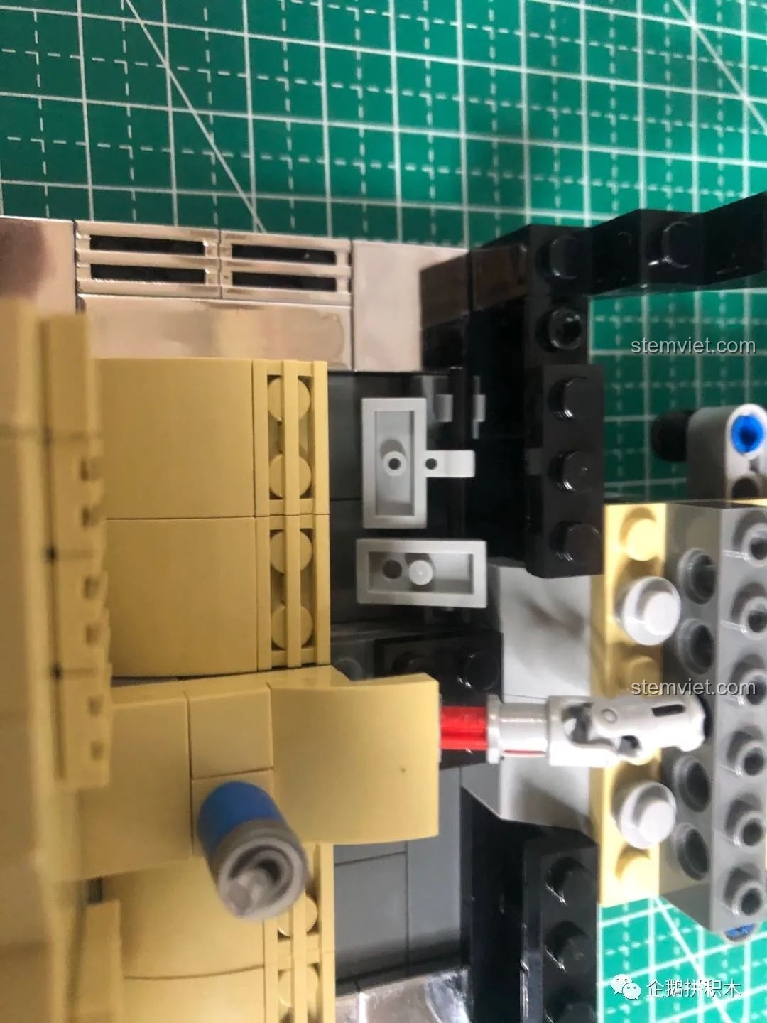 Cận cảnh chi tiết đầu xe Rolls-Royce Silver Cloud 1964 từ bộ Mould King 10006.