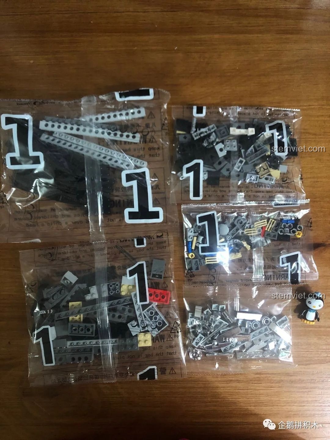 Cận cảnh các chi tiết mạ bạc trong túi số 1 của bộ Mould King 10006.