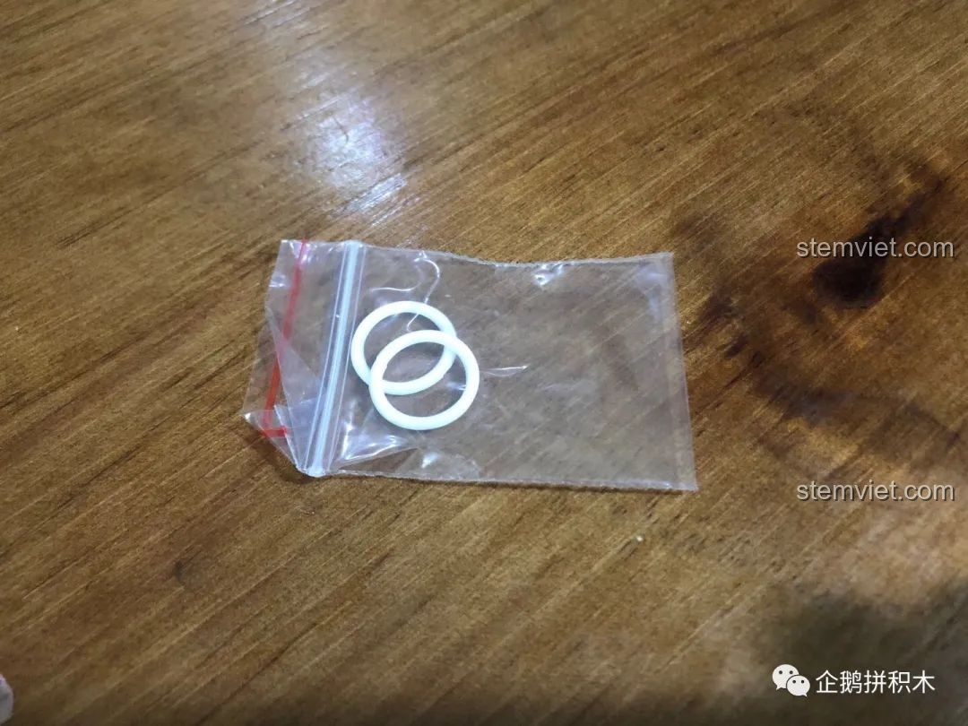 Cận cảnh chi tiết mạ chrome ở đầu xe của bộ Mould King 10006.