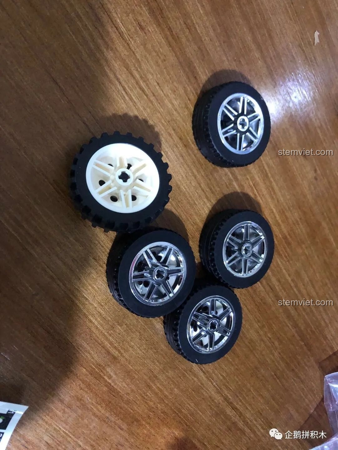 Cận cảnh cơ chế lái độc đáo của bộ Mould King 10006.