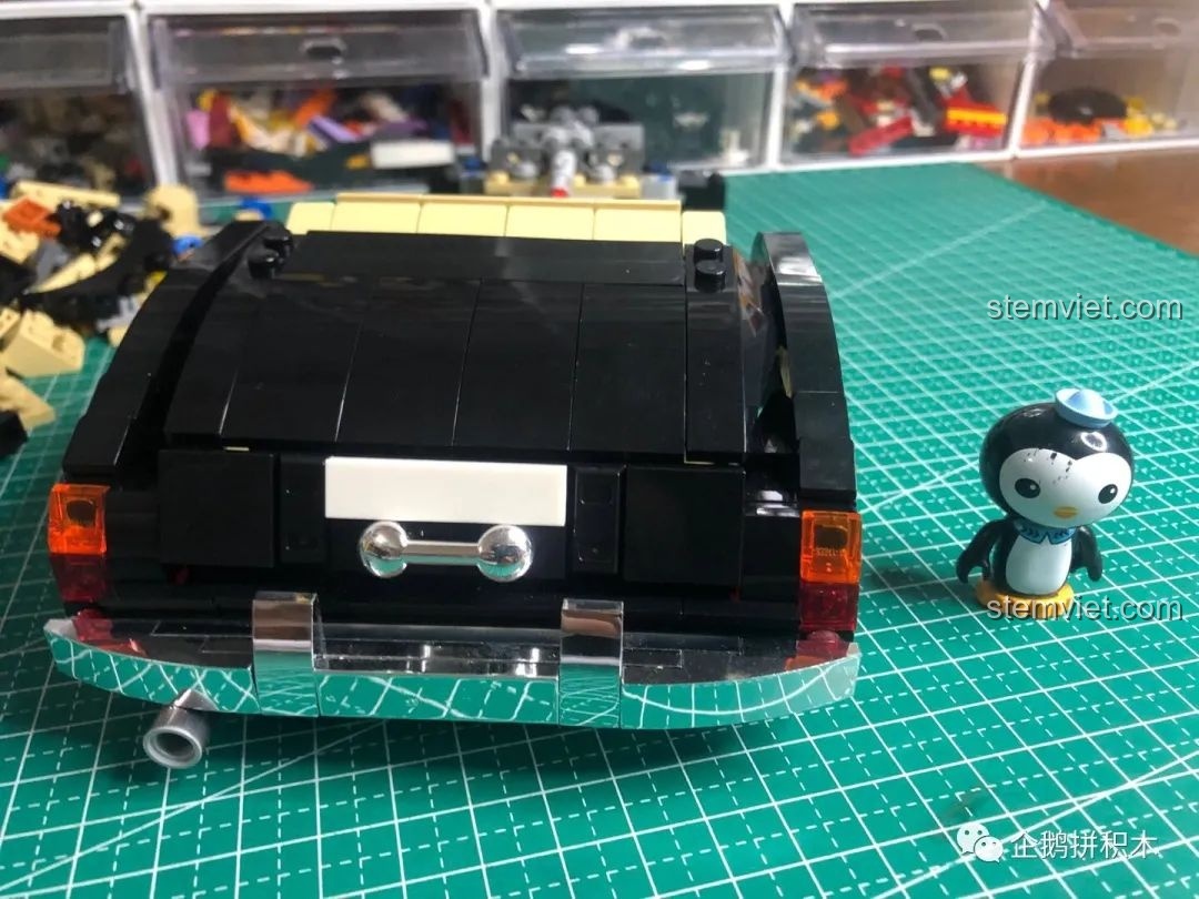 Cận cảnh cửa xe mở ngang của bộ Mould King 10006.