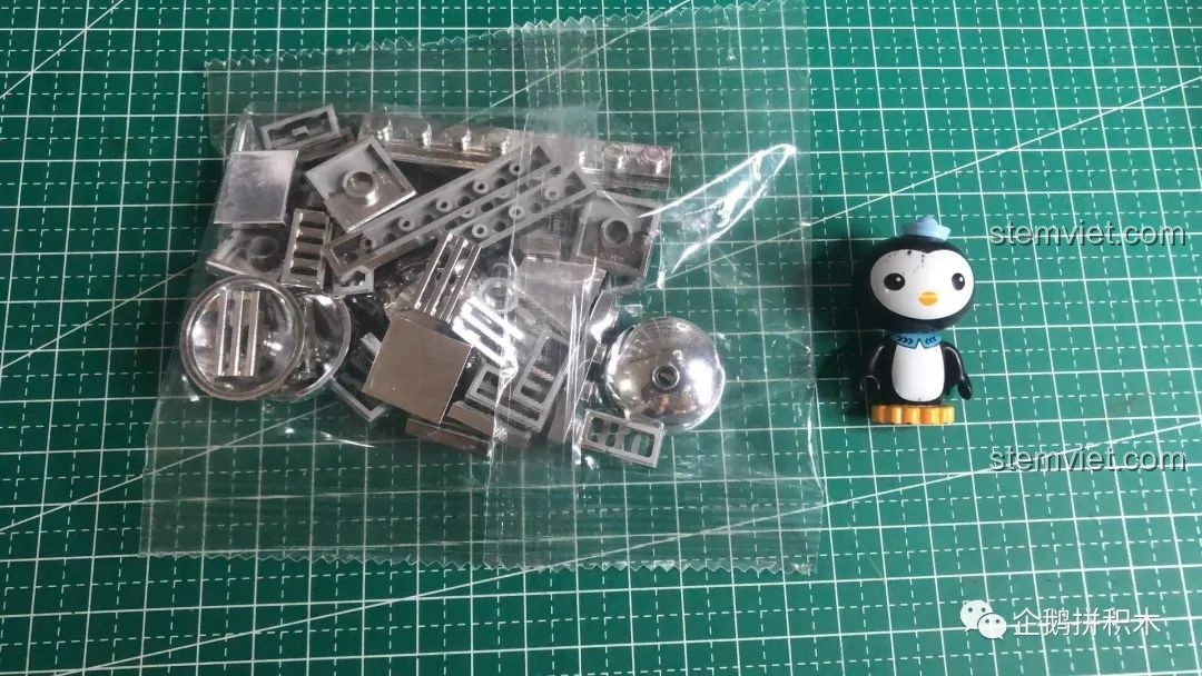 Cận cảnh đầu xe với logo và chi tiết mạ chrome của bộ Mould King 10006.