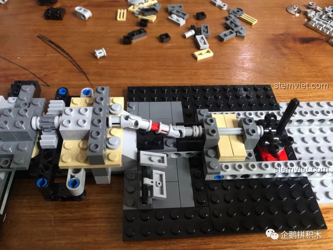 Phần đuôi xe của bộ Mould King 10006 sau khi lắp ráp từ túi số 2.